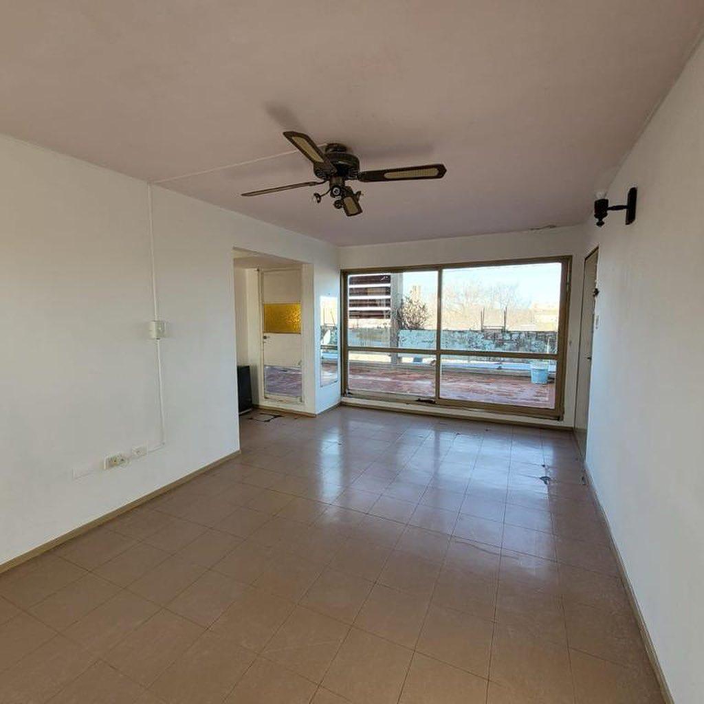 Amplio Departamento en Venta, Barrio Roca. 4
