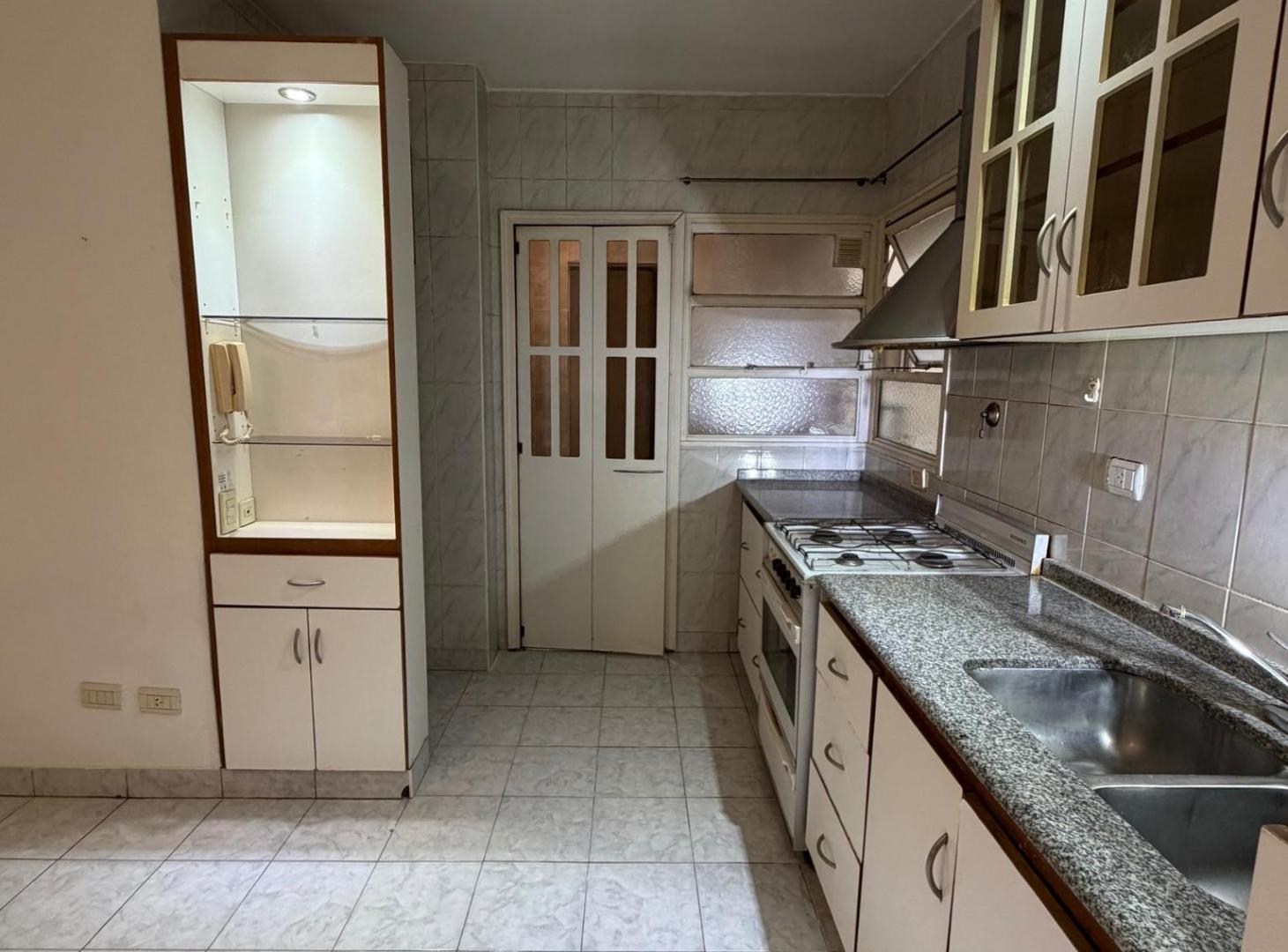 Foto de VENTA | Departamento 4 ambientes con dependencia, cochera cubierta y, imagen 5