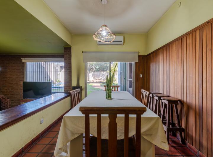 CASA EN ALQUILER 5 AMBIENTES LUIS GUILLON CON PILETA 1