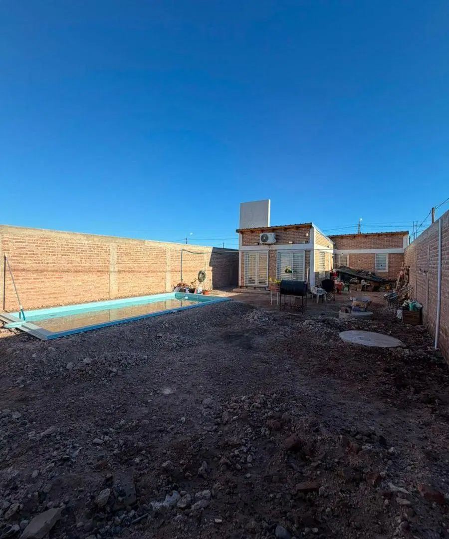 Casa en esquina con piscina | 2 dormitorios | Apta Crédito Hipotecario | Centenario 5