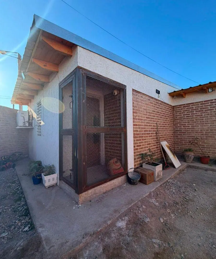 Casa en esquina con piscina | 2 dormitorios | Apta Crédito Hipotecario | Centenario 1