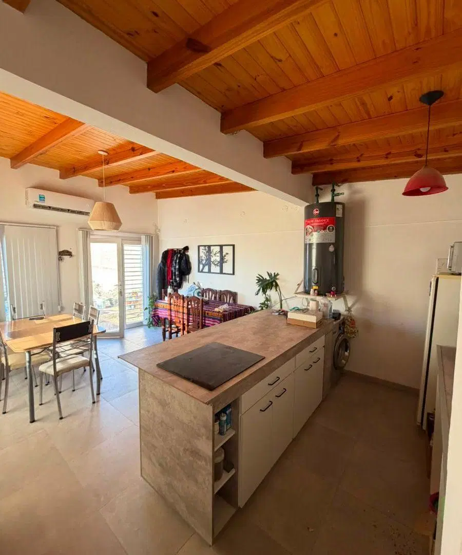 Casa en esquina con piscina | 2 dormitorios | Apta Crédito Hipotecario | Centenario 8