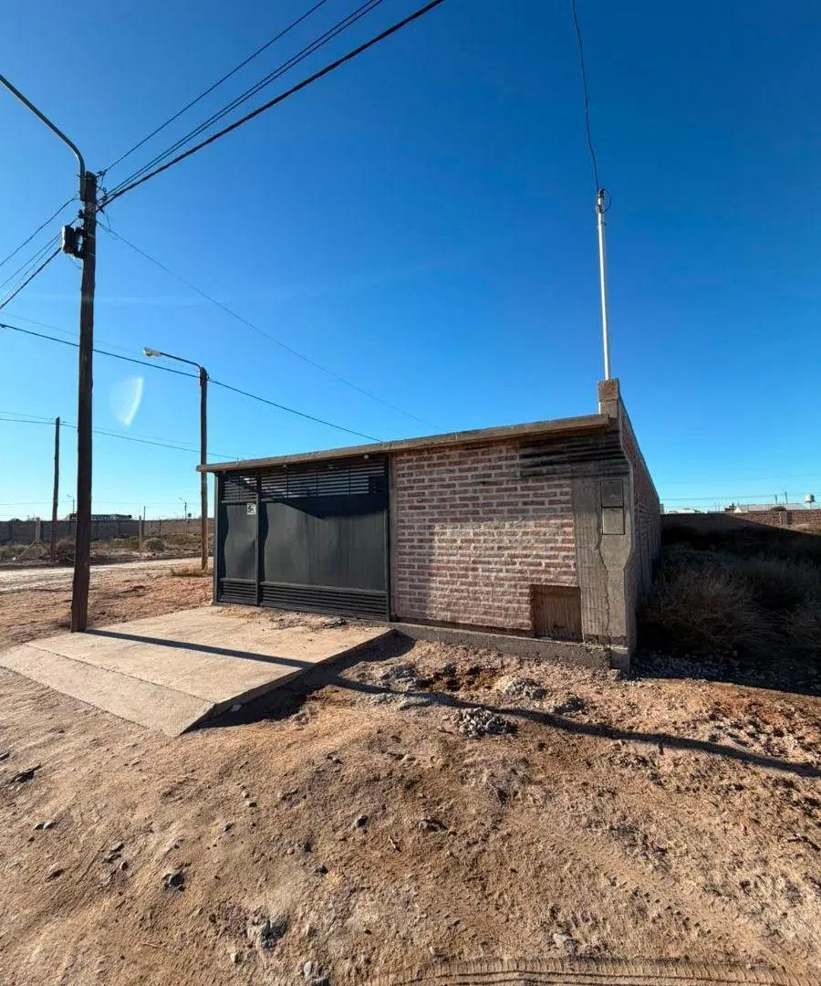 Casa en esquina con piscina | 2 dormitorios | Apta Crédito Hipotecario | Centenario 4