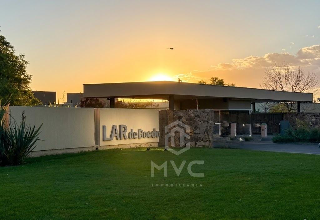 VENTA casa en Barrio Privado Lar de Boedo, lote central.