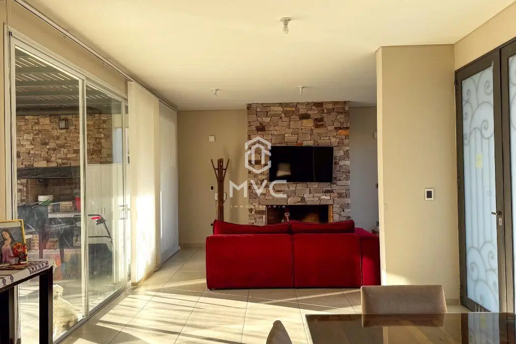 SE VENDE CASA, Bº ESTANCIA BULNES, 3 DORMITORIOS, 3 BAÑOS, LUJAN DE CUYO, MZA. 2