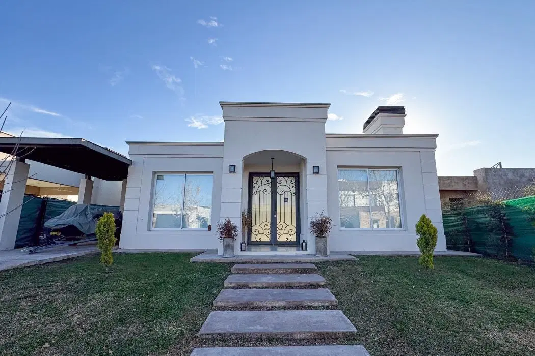 SE VENDE CASA, Bº ESTANCIA BULNES, 3 DORMITORIOS, 3 BAÑOS, LUJAN DE CUYO, MZA. 5