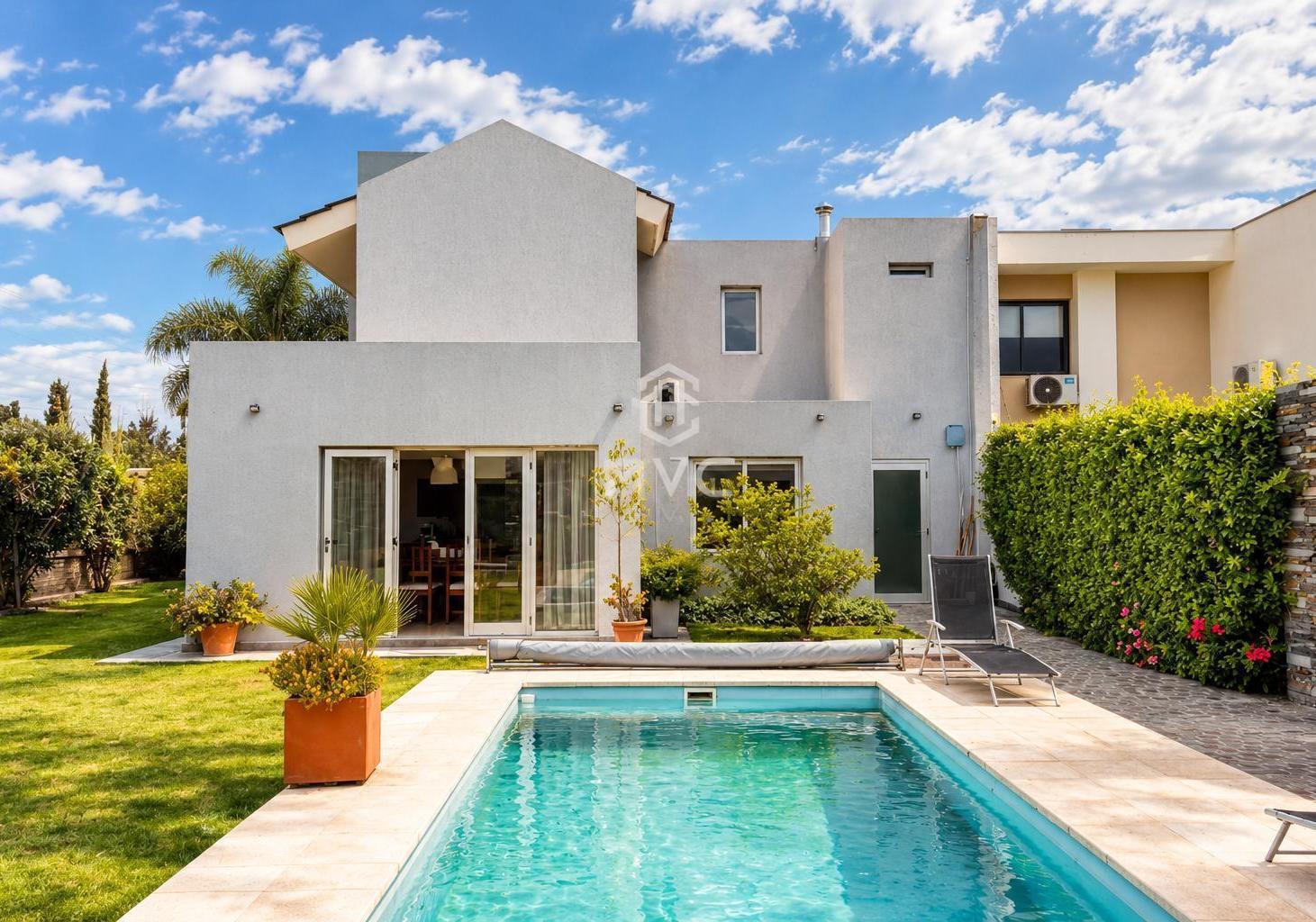 Foto de Casa de Categoria en Venta Barrio del Pilar Guaymallen, imagen 1