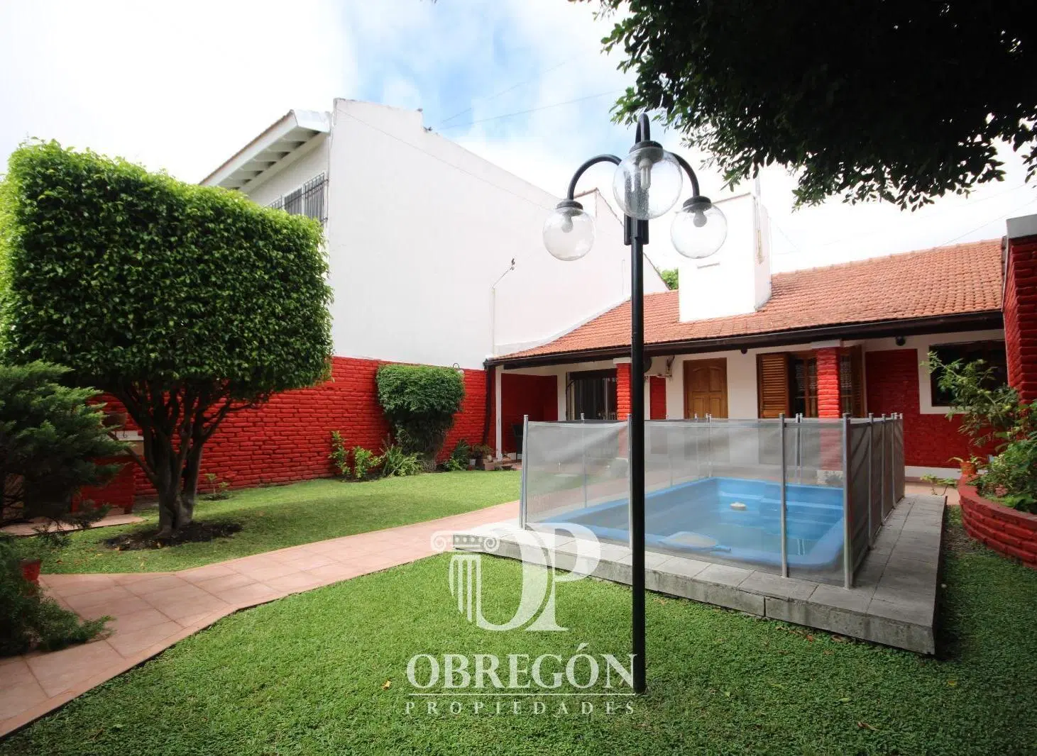 Venta de Casa 3 amb con jardin quincho piscina y cochera Barrio Marina Villa Luzuriaga 2