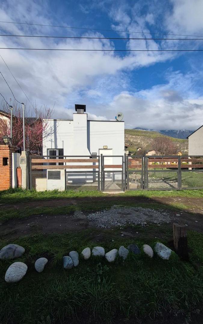 Casa 66m2  en venta 2 ambientes terreno 360m2 El Bolson USD110.000
