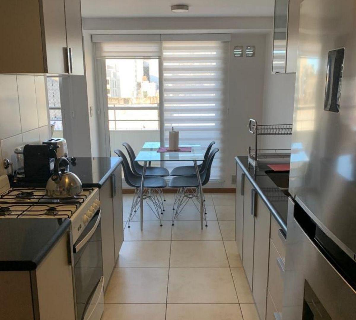 Foto de Departamento de 2 dormitorios al frente con doble balcón, parrillero, imagen 3