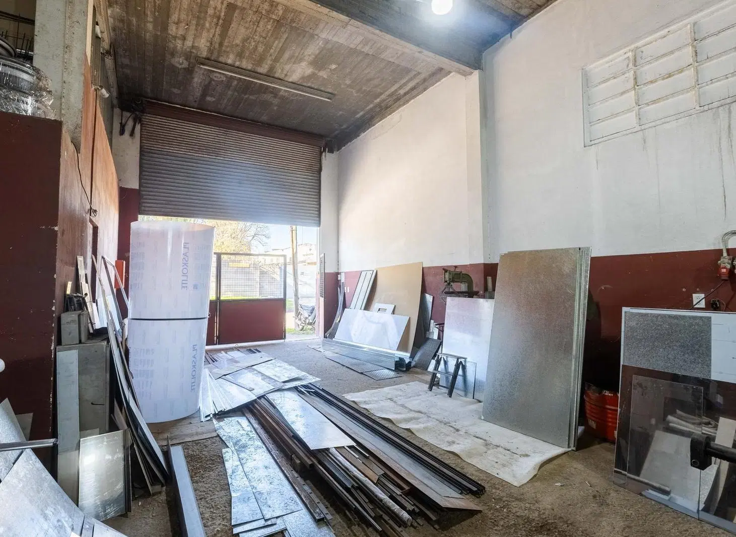 VENTA Excelente local con galpón Mariano Acosta al 3600 2