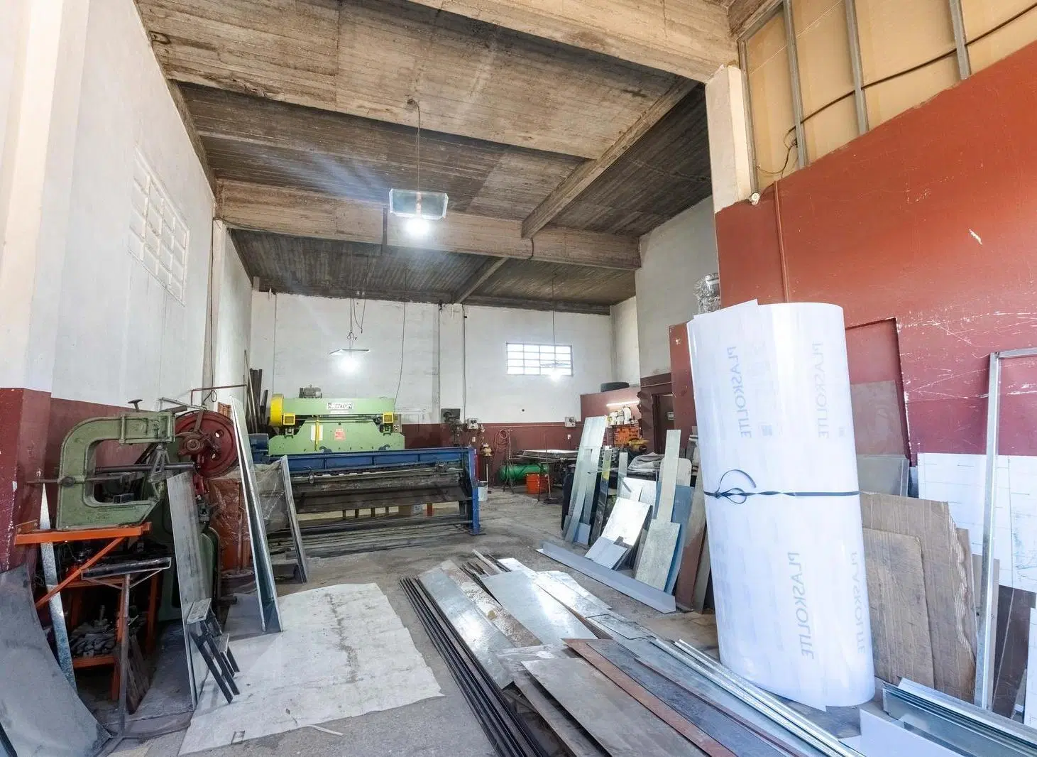 VENTA Excelente local con galpón Mariano Acosta al 3600 4