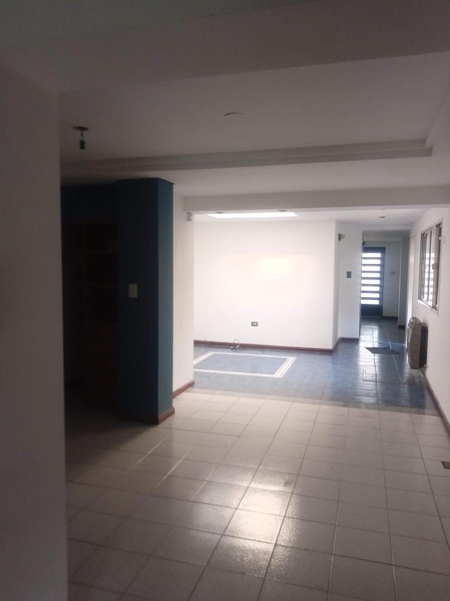 Foto de VENTA. CASA DE 3 DORMITORIOS - GALERÍA CON PARRILLERO. ESPAÑA Y, imagen 5