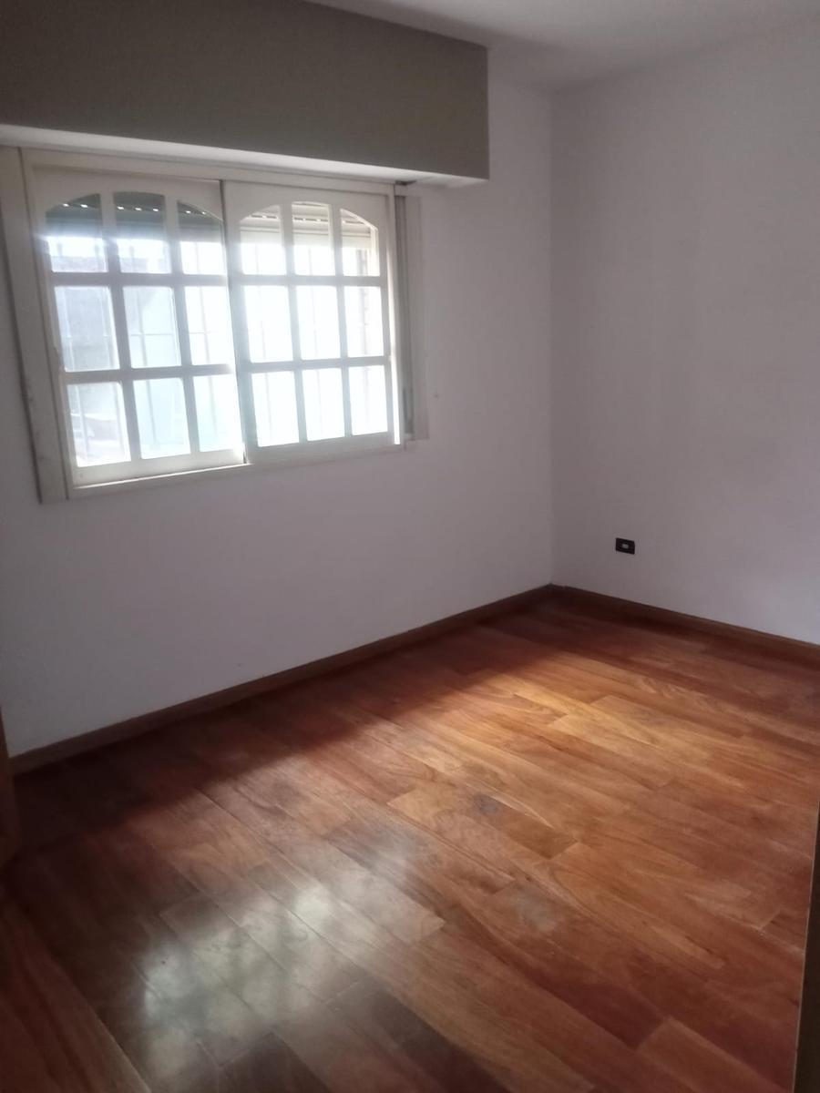 Foto de VENTA. CASA DE 3 DORMITORIOS - GALERÍA CON PARRILLERO. ESPAÑA Y, imagen 2