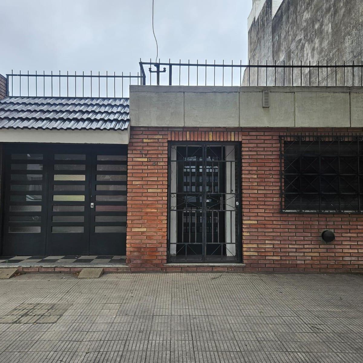 Foto de VENTA. CASA DE 3 DORMITORIOS - GALERÍA CON PARRILLERO. ESPAÑA Y, imagen 4