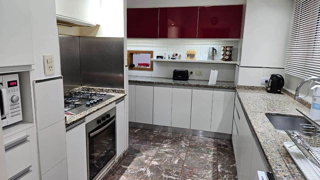 VENTA.DÚPLEX DE 4 DORMITORIOS DEPENDENCIAS, BALCÓN TERRAZA Y PATIO CON QUIINCHO - COCHERA. CENTRO