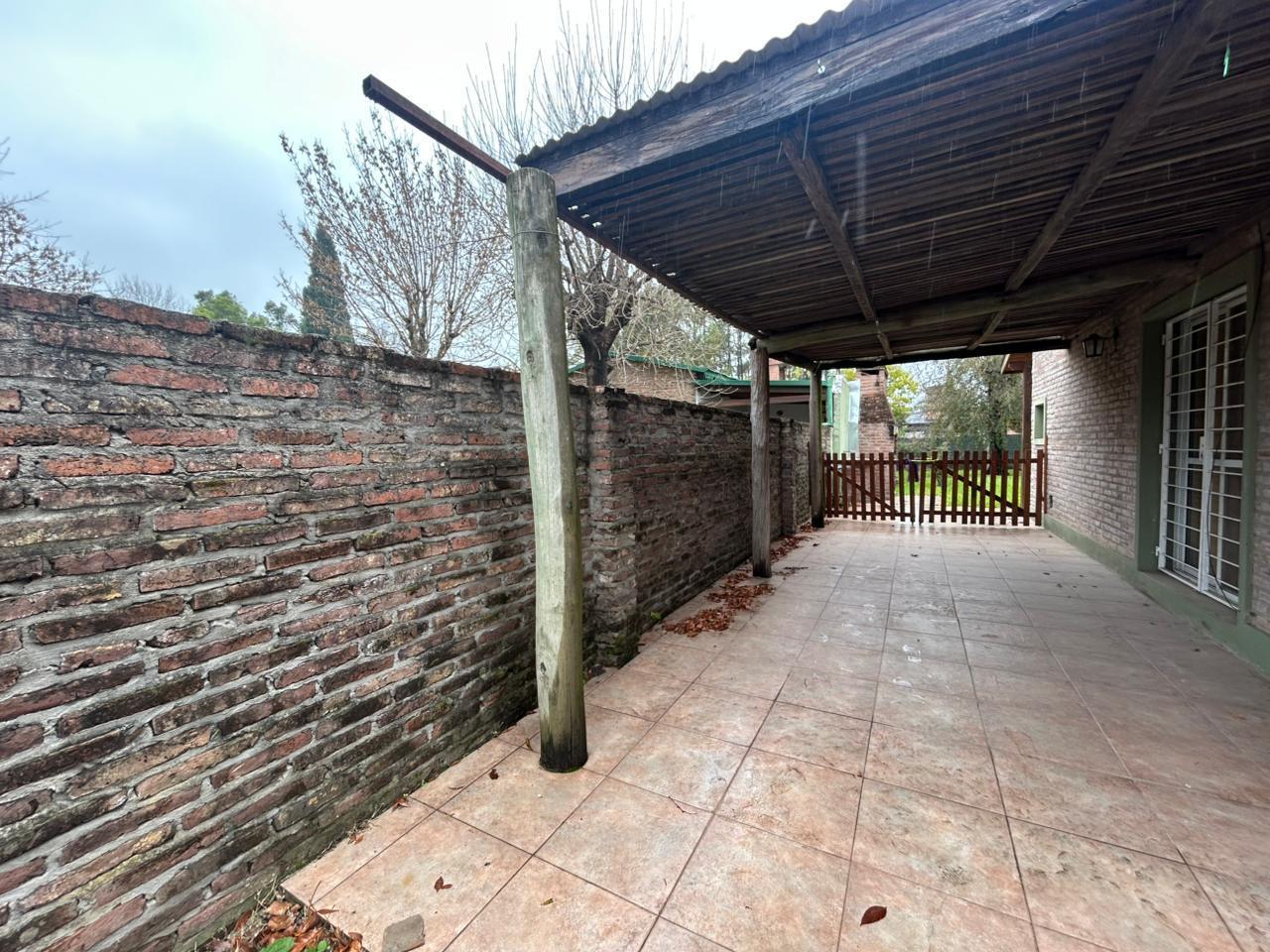 Foto de VENTA. CASA DE 2 DORMITORIOS - TERRENO DE 350M2. ROLDÁN, imagen 2