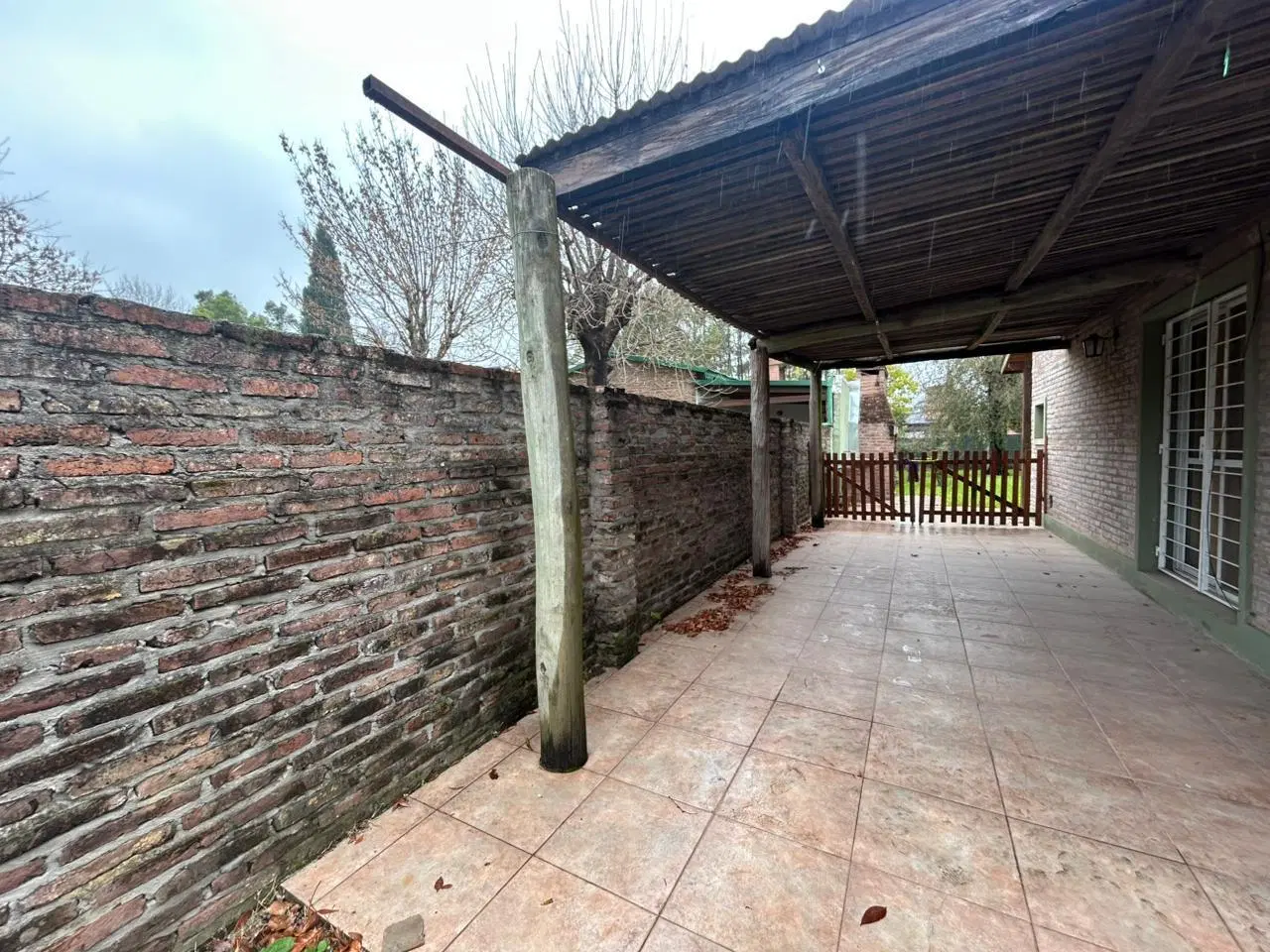 VENTA. CASA DE 2 DORMITORIOS - TERRENO DE 350M2. ROLDÁN 2