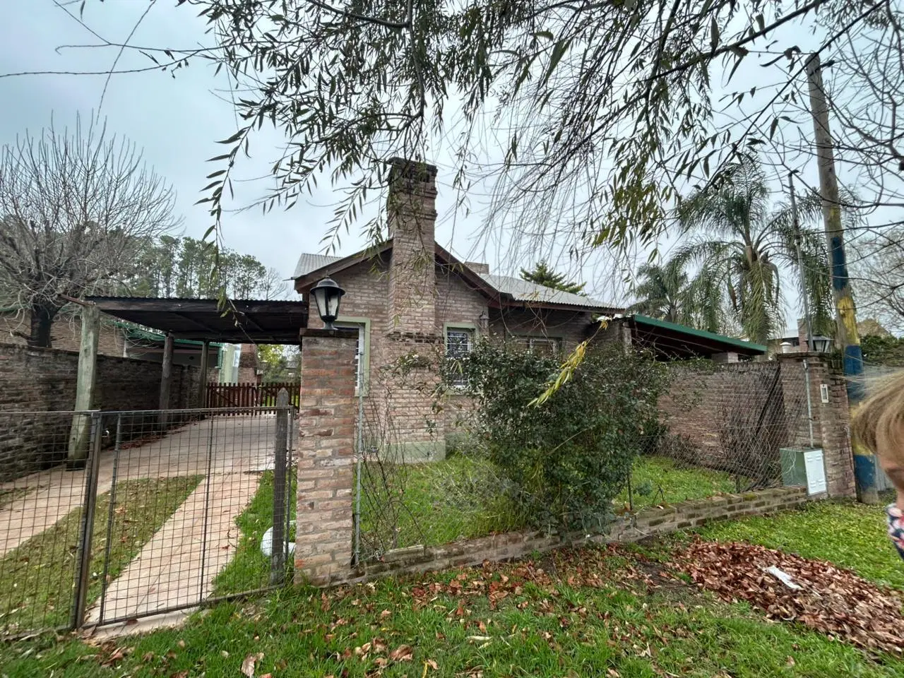 VENTA. CASA DE 2 DORMITORIOS - TERRENO DE 350M2. ROLDÁN 5