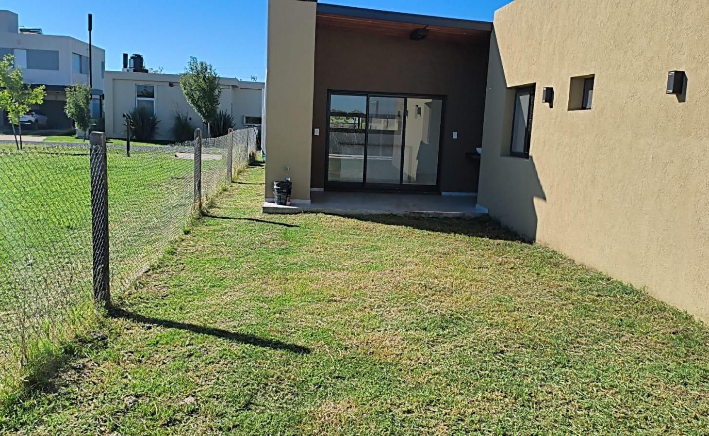 Foto de Venta casa de 2 dormitorios con piscina y jacuzzi en Brisanova, imagen 1