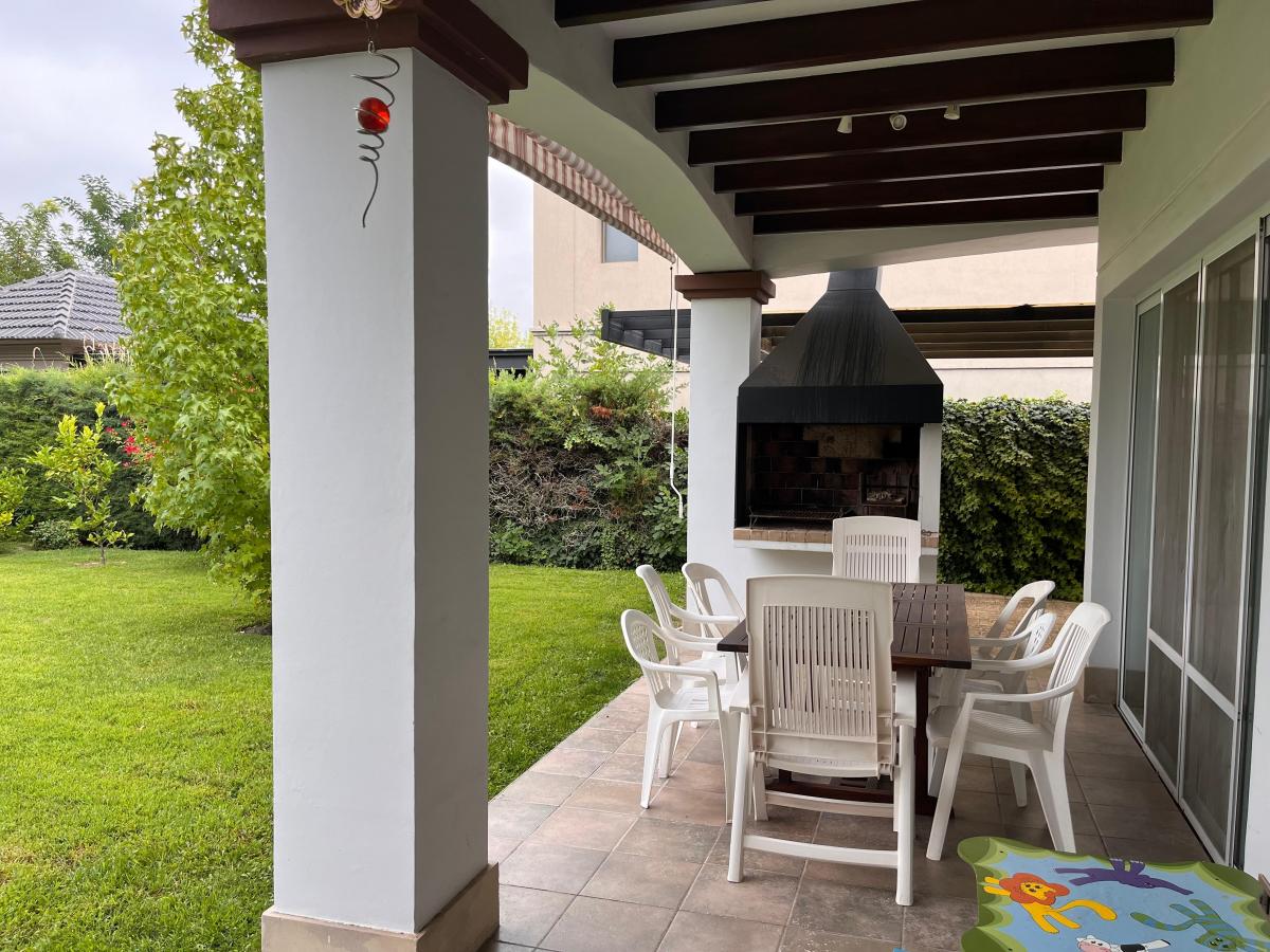 Hermosa Casa en Venta en Barrio "Las Candelasi" 4