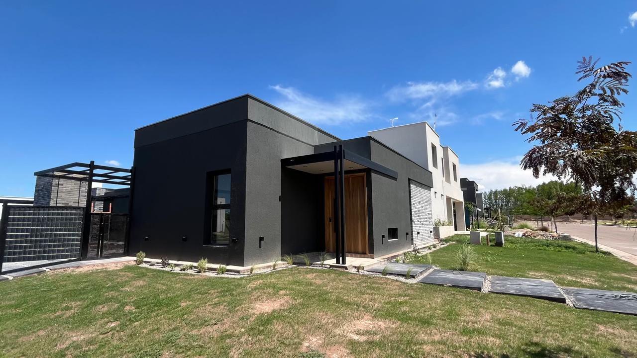 EXCLUSIVA CASA A ESTRENAR EN BARRIO LAR DE VIEYTES II