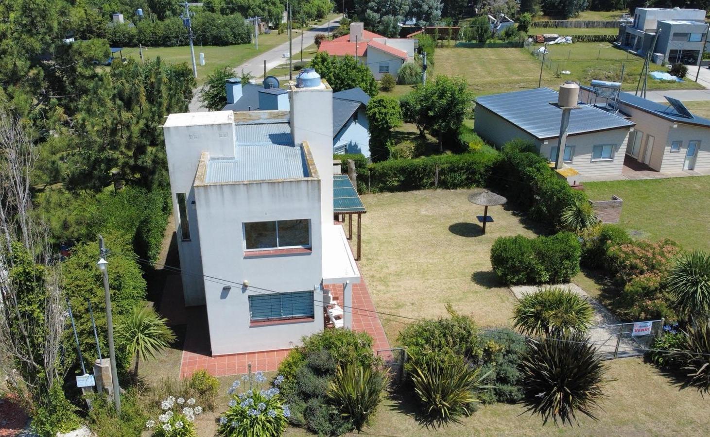 Casa 3 ambientes con parque en barrio las Lomas Miramar