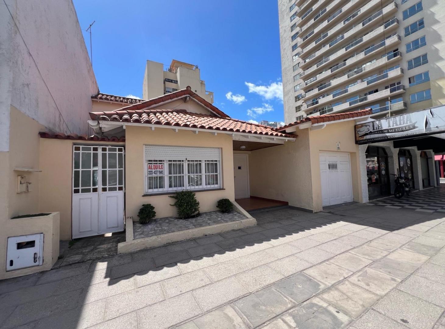 Chalet 5 ambientes con patio y quincho en zona 1 de Miramar
