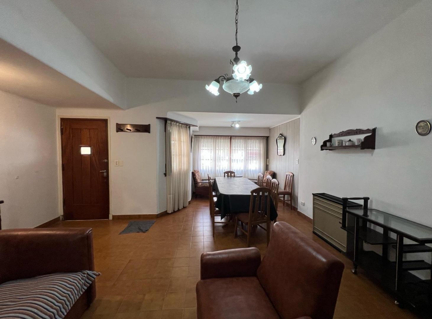 Foto de Chalet 5 ambientes con patio y quincho en zona 1 de Miramar, imagen 2