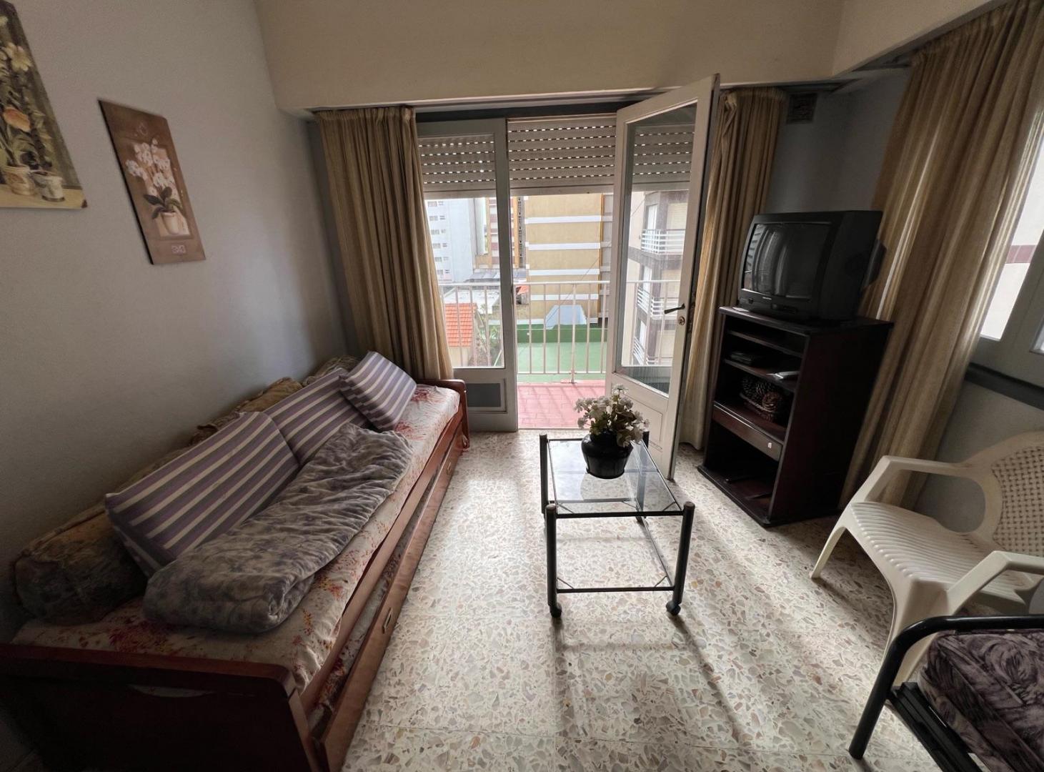 Foto de Departamento 2 ambientes con balcon en zona 1 de miramar, imagen 2