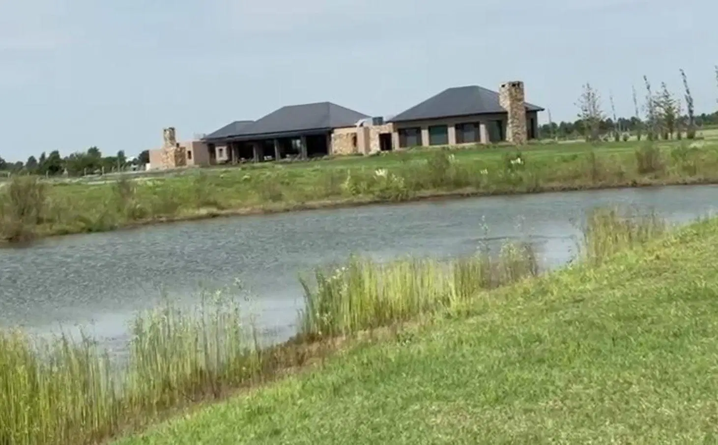 Lote Central Orientación Sur en La Finca Country - Funes 2