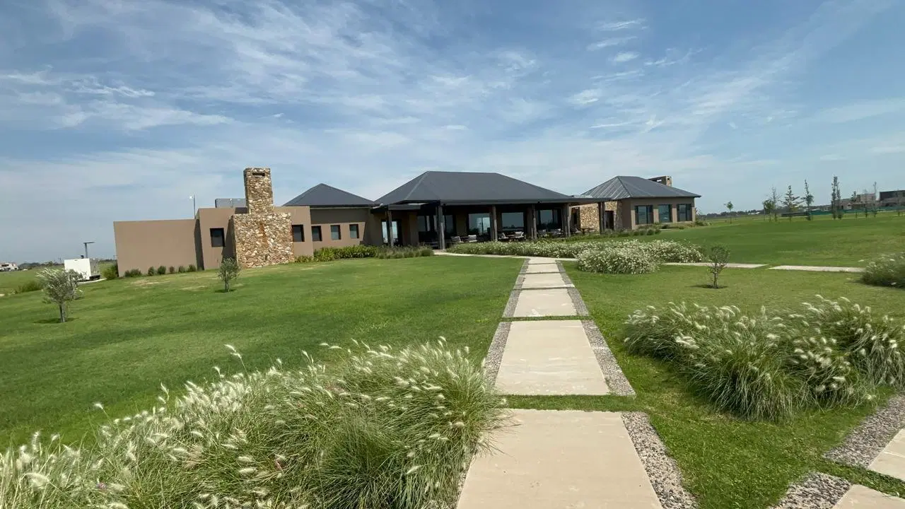 Lote Central Orientación Sur en La Finca Country - Funes 4
