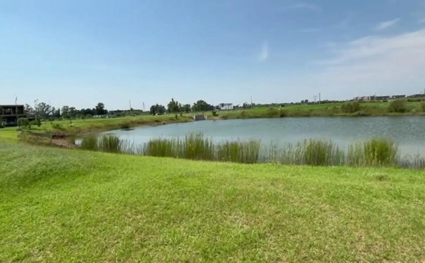 Lote Central Orientación Sur en La Finca Country - Funes 1