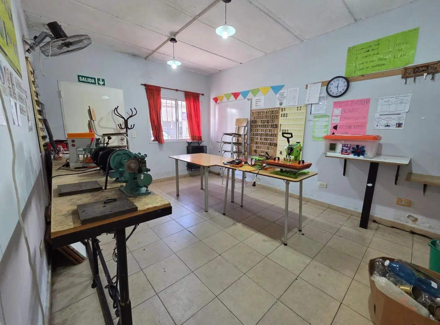Local comercial con 7 ambientes y 2 patios.- 5