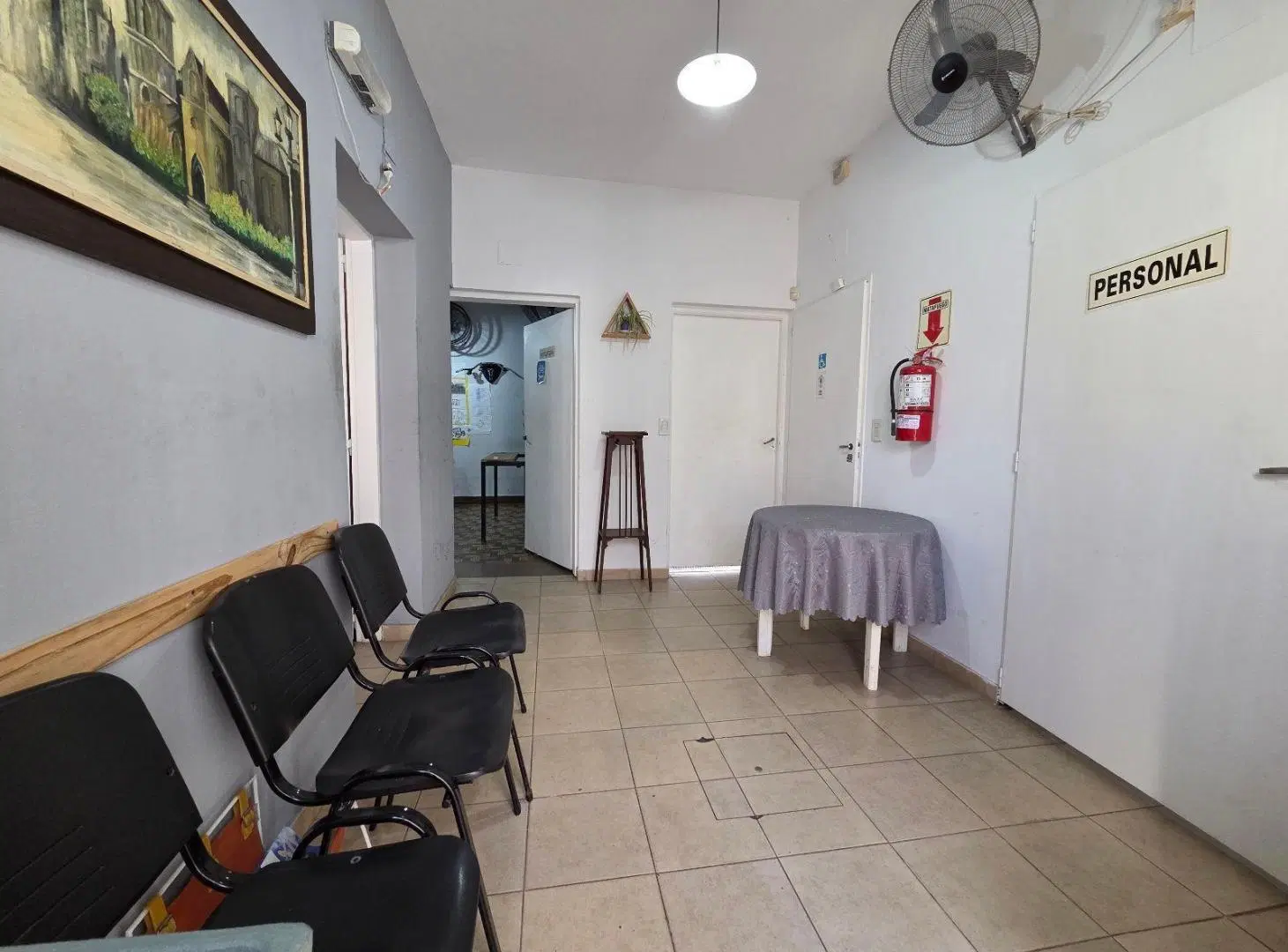 Local comercial con 7 ambientes y 2 patios.- 8