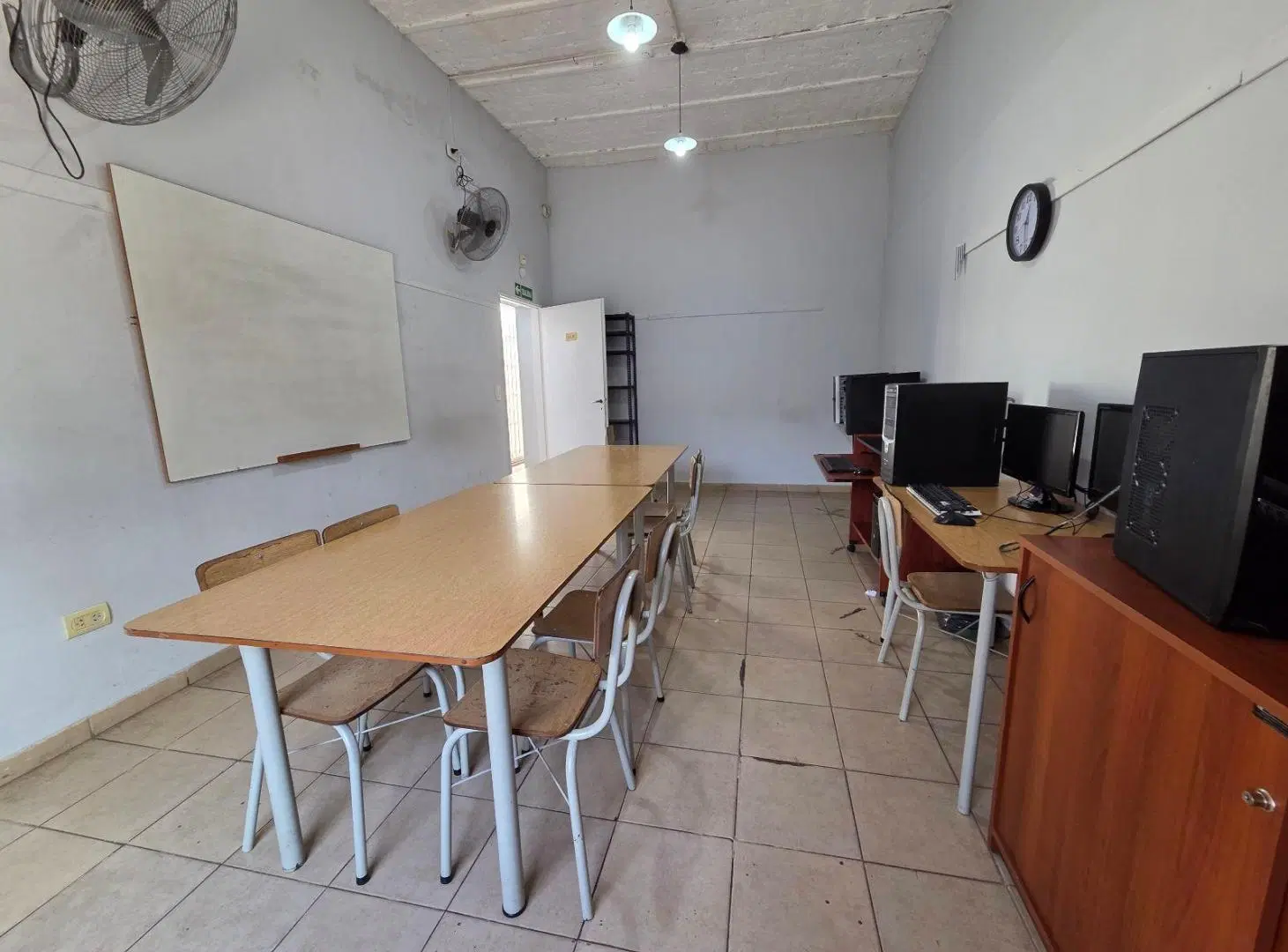 Local comercial con 7 ambientes y 2 patios.- 2