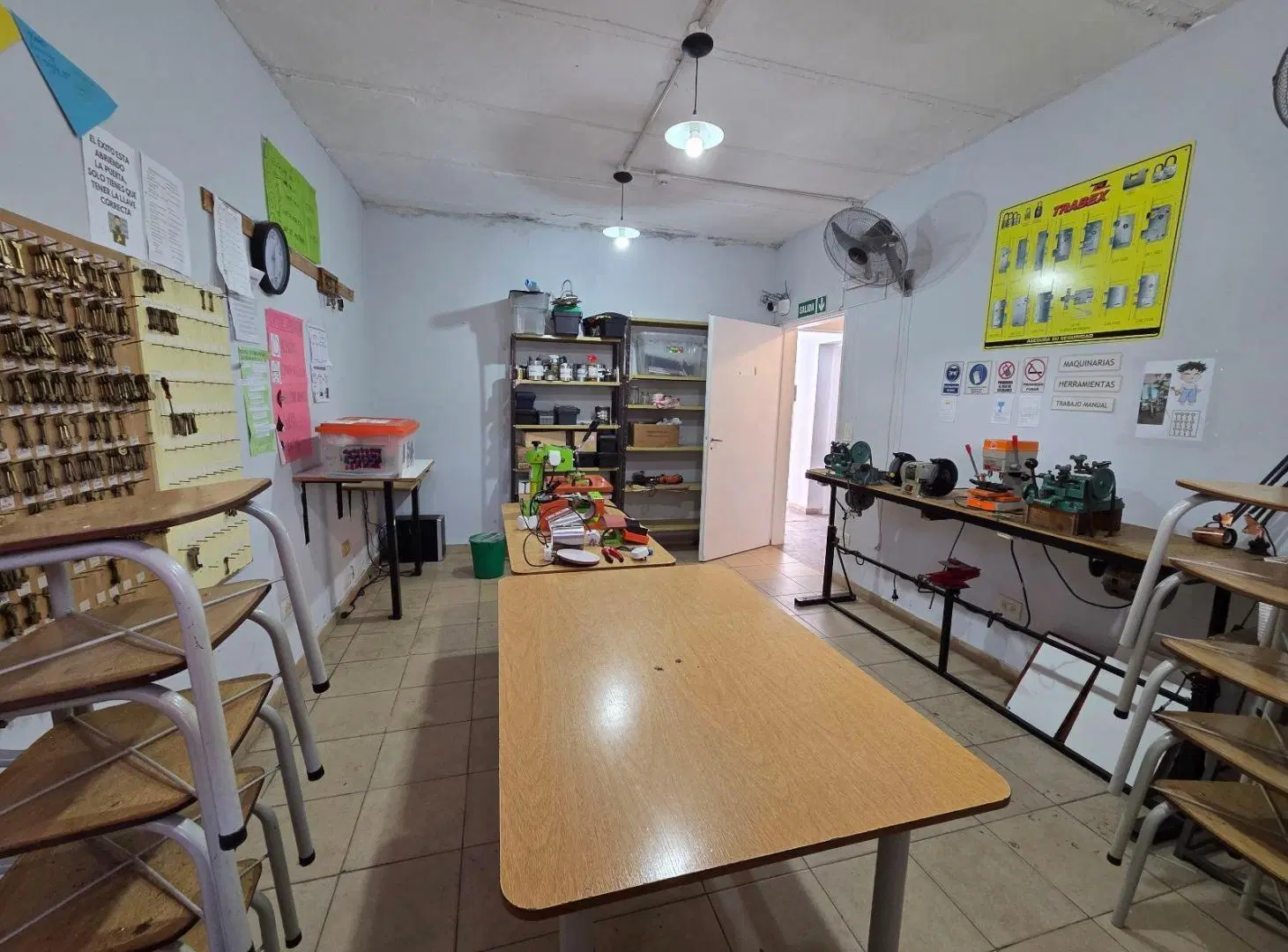 Local comercial con 7 ambientes y 2 patios.- 3