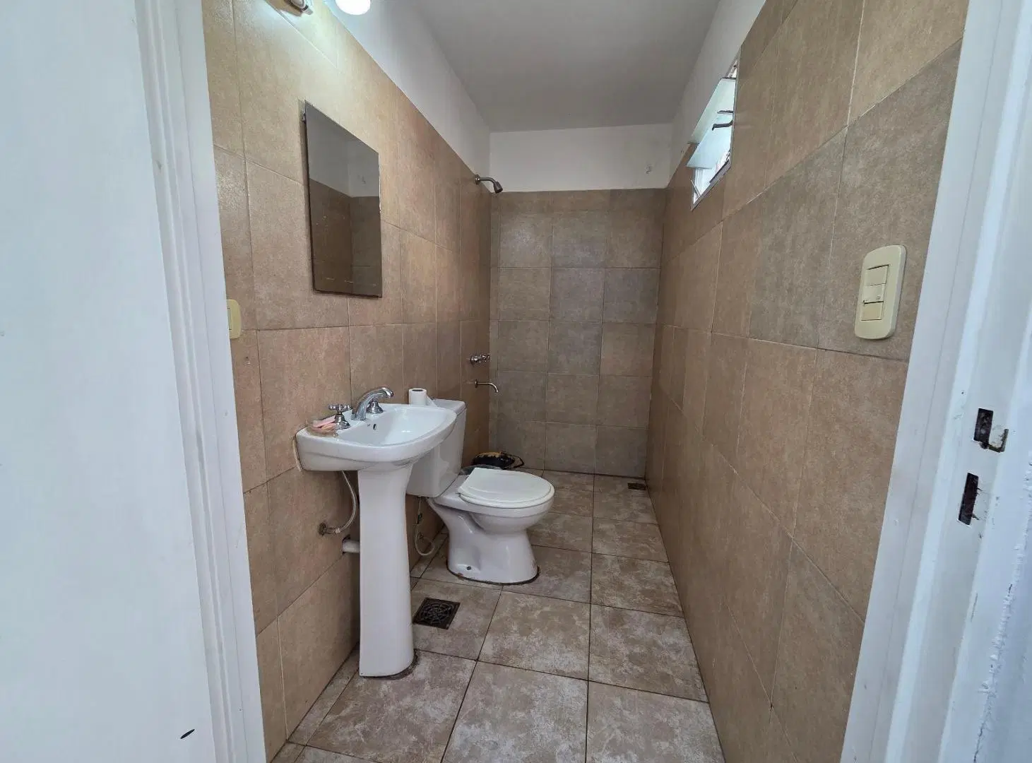 Local comercial con 7 ambientes y 2 patios.- 4