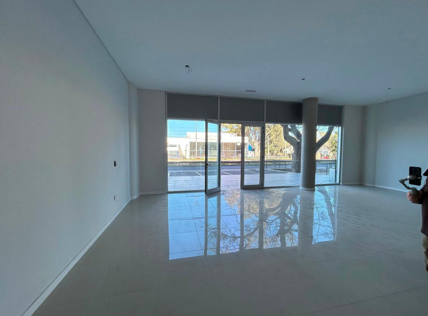 Foto de Local comercial Único Golf con excelente exposición, imagen 3