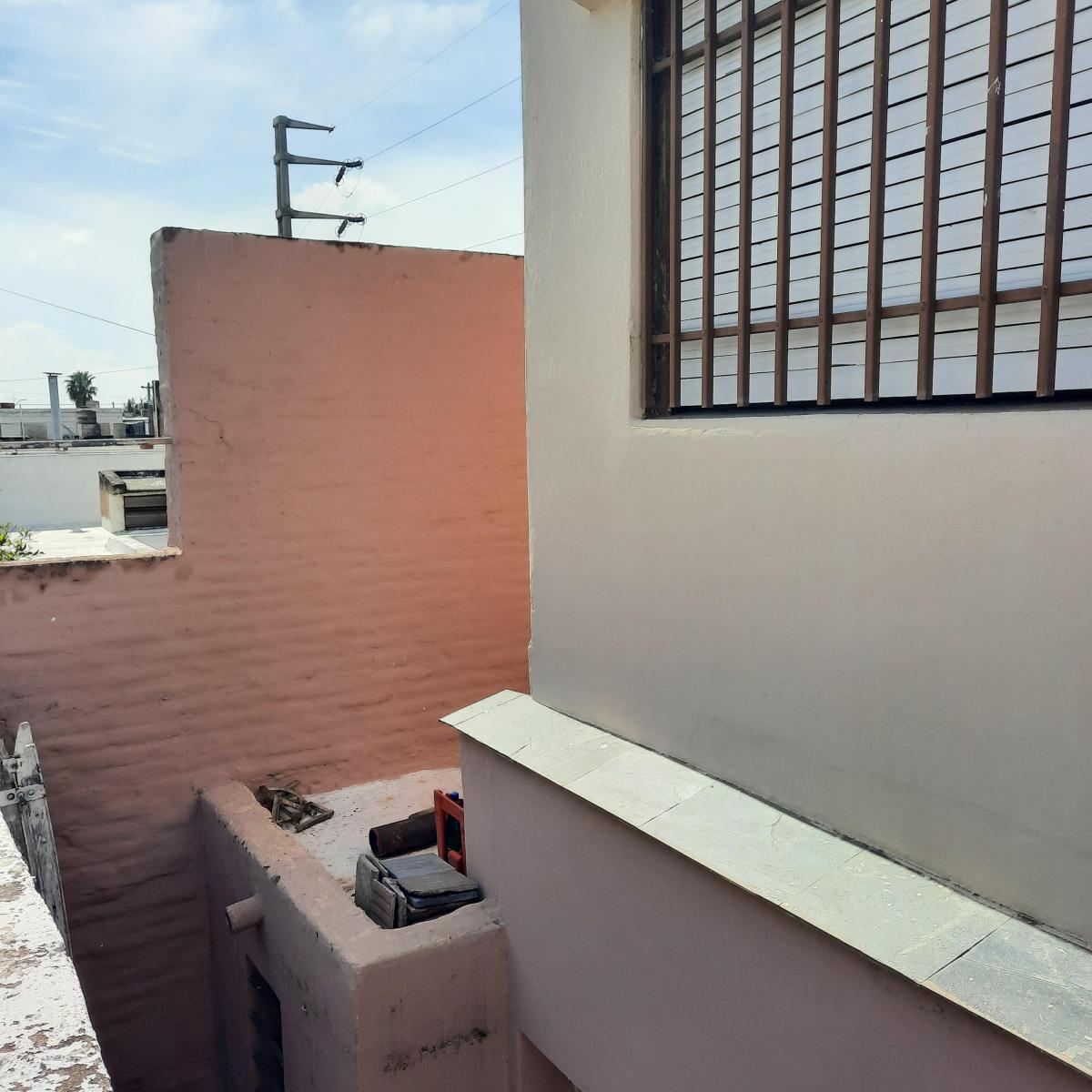 Casa en P. Baja y Dpto. Independiente en P. Alta. + Taller Independiente. 4