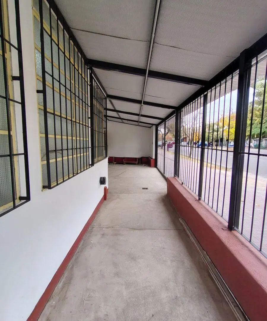CASA con 100 m² totales, COCHERA y 2 HABITACIONES en ALQUILER en Villa Hipódromo 2