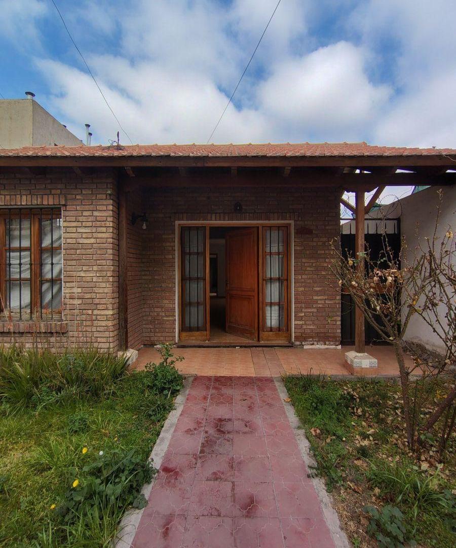 Foto de Casa de 400 m² con 2 dormitorios en alquiler en Godoy Cruz, imagen 1