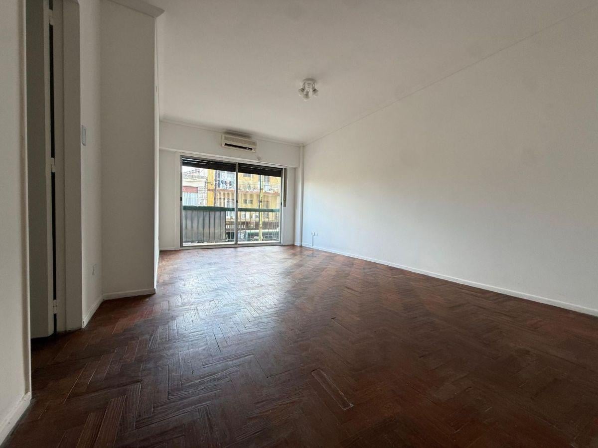 Foto de Departamento en Venta - 4 Ambientes - Patio y Balcón - Monte Castro, imagen 3