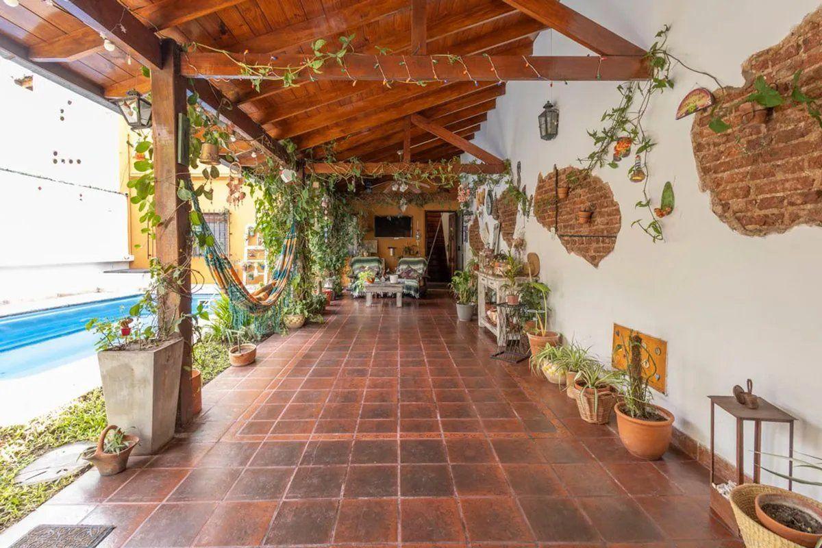 Foto de Casa en Venta - 5 Ambientes con Pileta - Jardin y 2 Cocheras - Villa, imagen 1