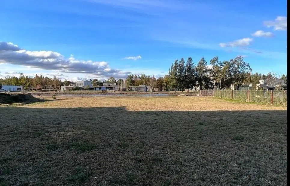 Terreno a la laguna en MIRALAGOS II 5