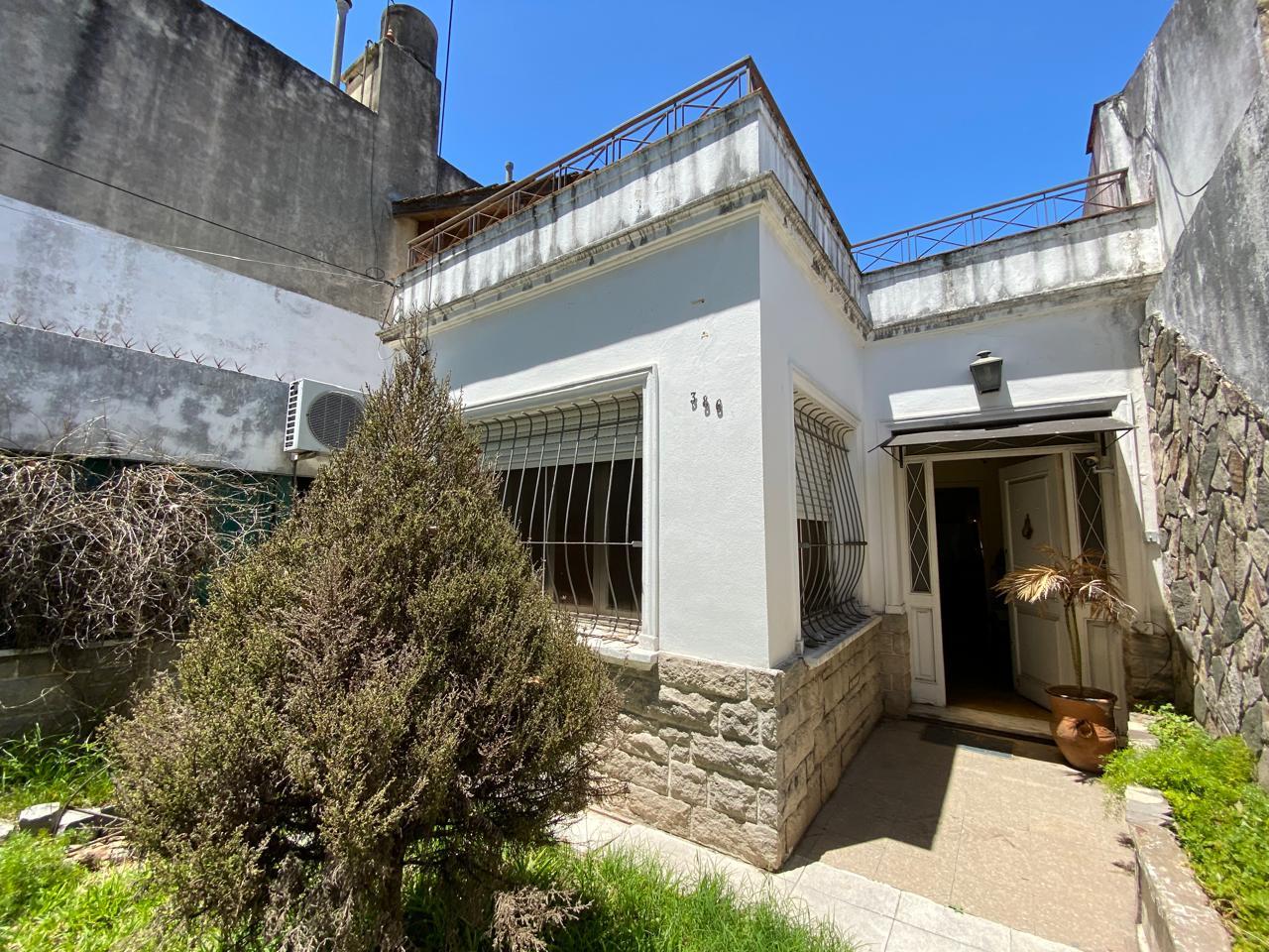 Foto de OPORTUNIDAD !! VILLA SARMIENTO-REGIA CASA AMERICANA 4 AMB. TODA EN P.B, imagen 2