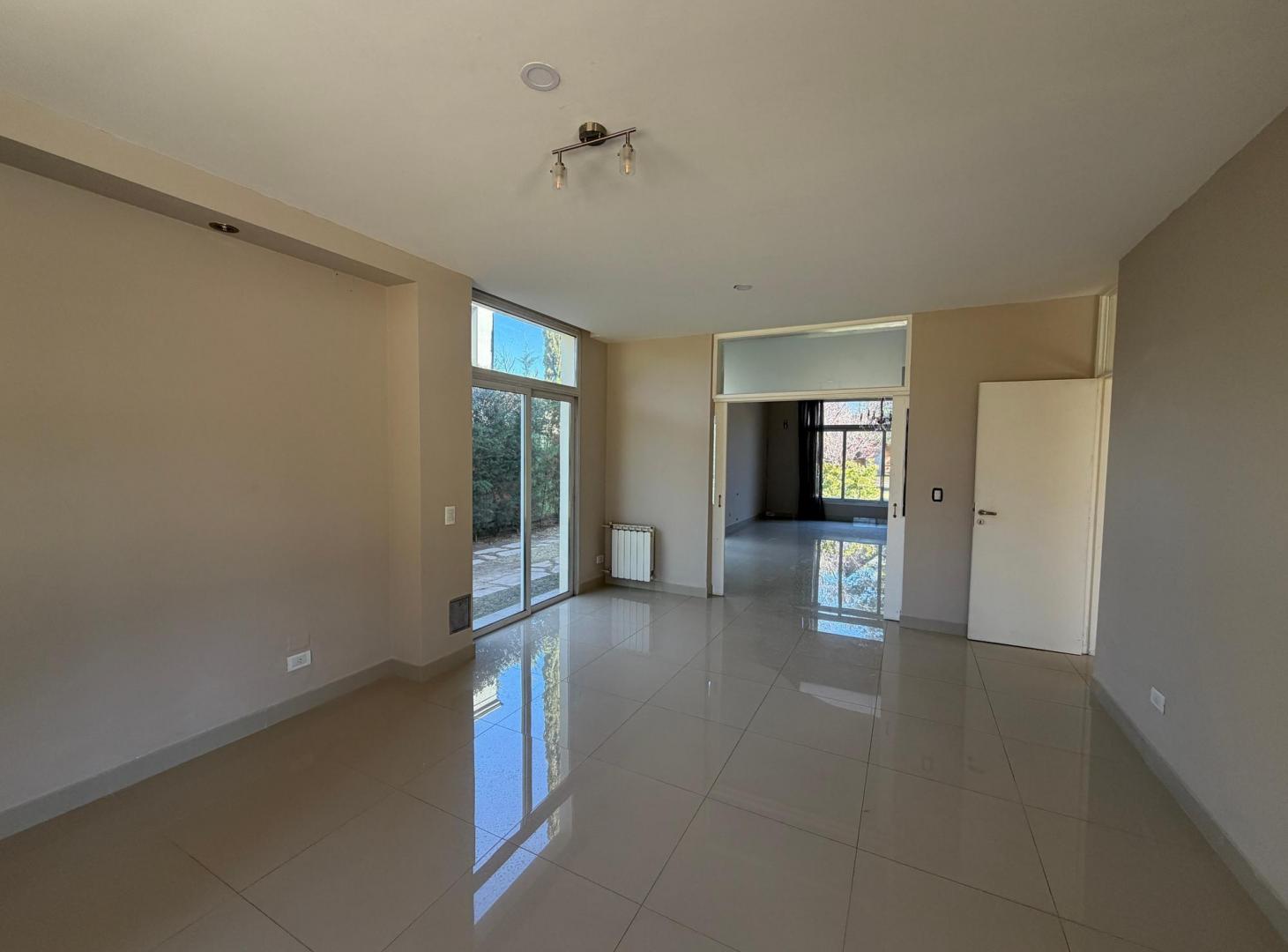 Foto de Alquiler Casa 4 dormitorios Lujan de Cuyo con Amenities, imagen 2