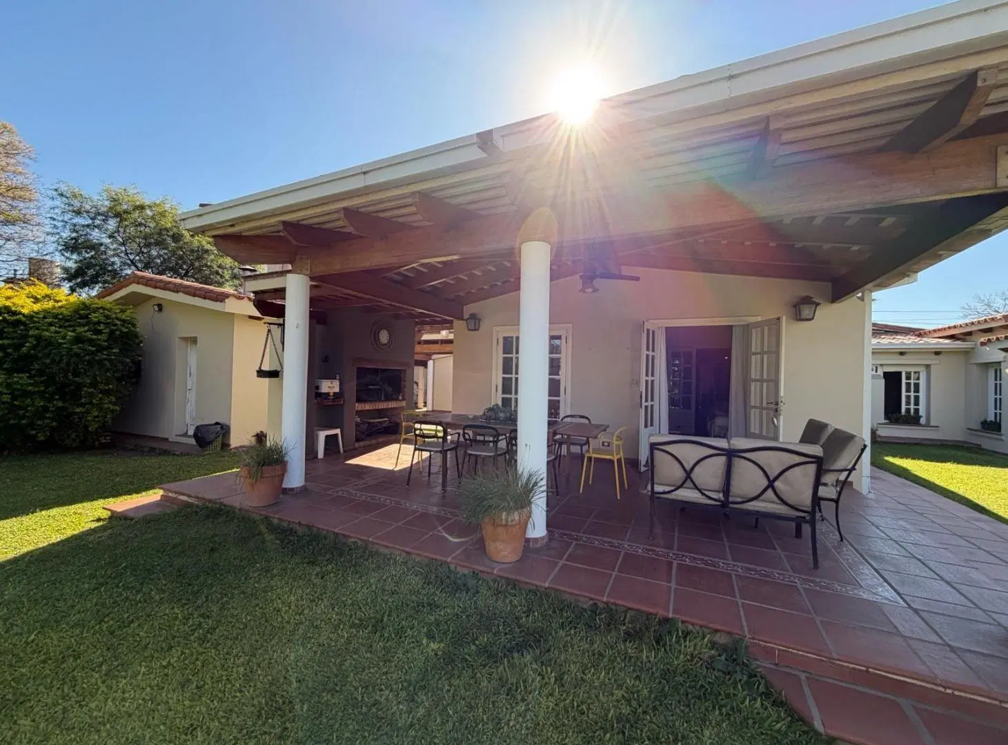 Casa de Categoría en Venta enVilla Cabrera con Gran Parque y Cochera Triple 8