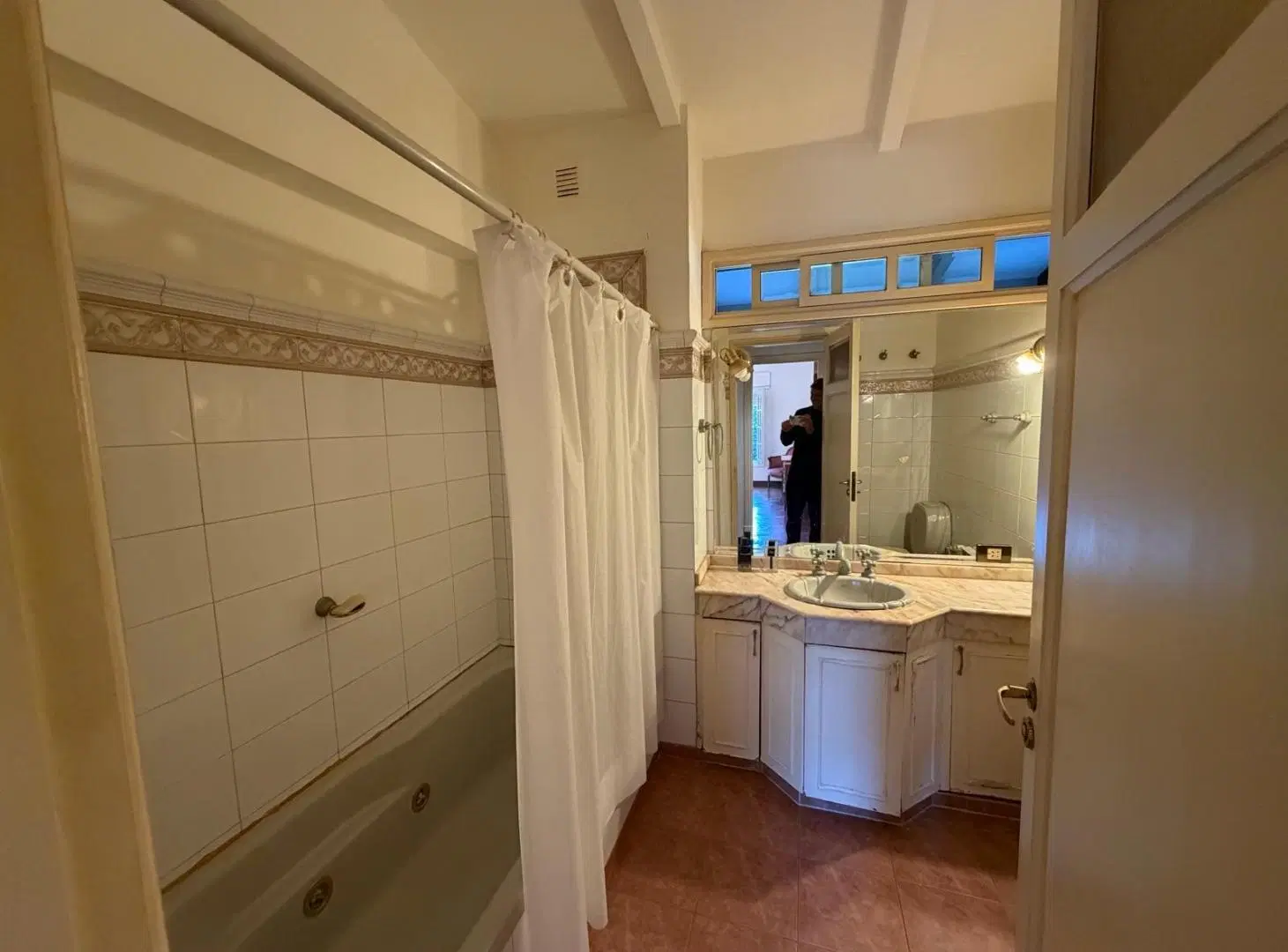 Casa de Categoría en Venta enVilla Cabrera con Gran Parque y Cochera Triple 4