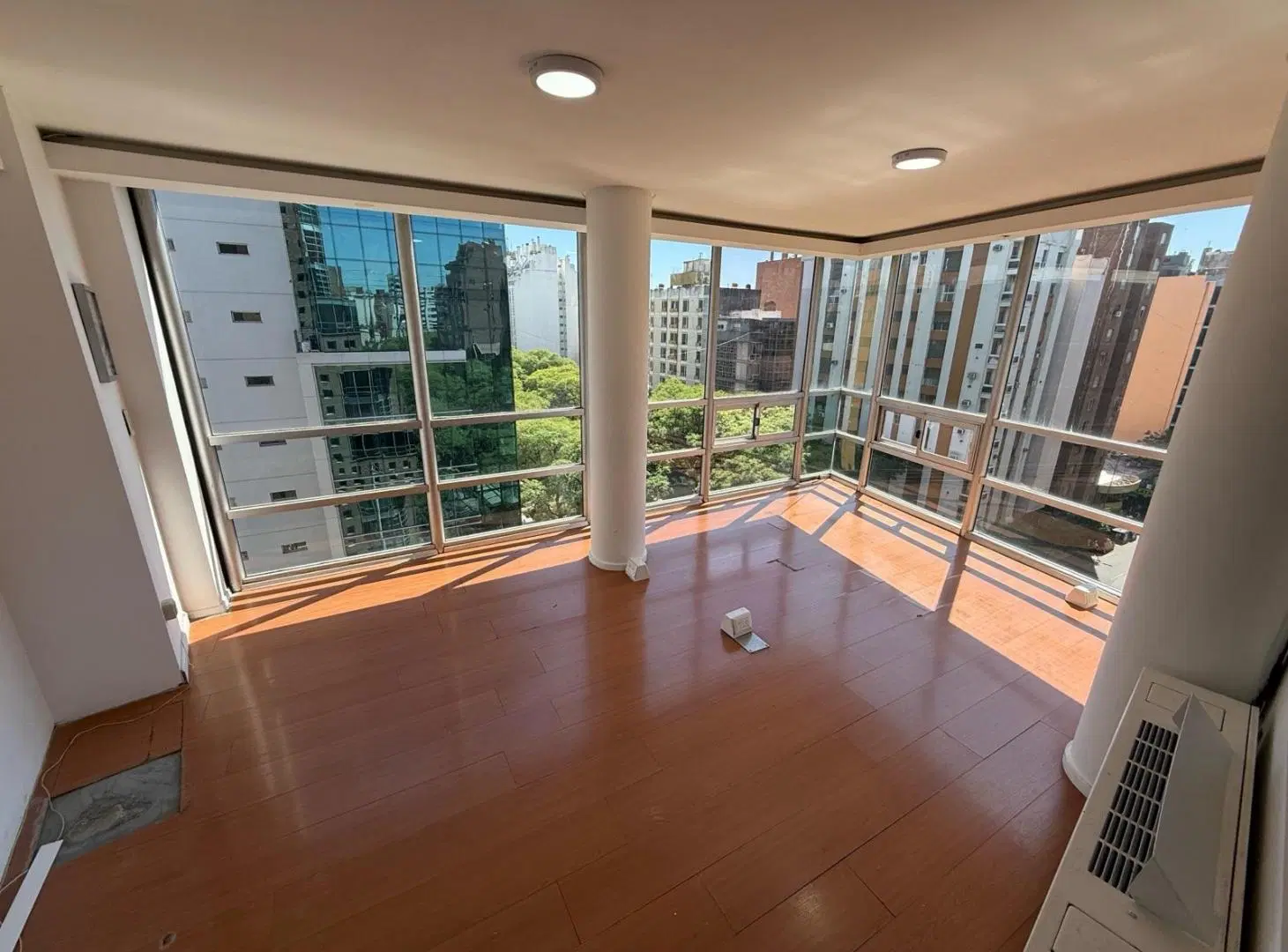 ALQUILER Oficina Corporativas sobre Colon y Cañada 1